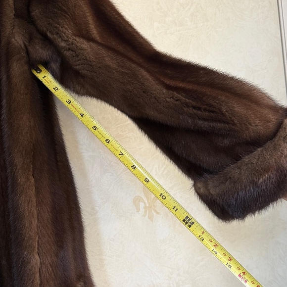 Luxurious Mink Fur Coat - Picture 6 of 8